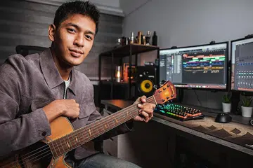 LENGKAPI DIRI DENGAN ILMU: Sebagai penggerak band rok Big Ugly dan miliki projek solo sendiri, Encik Muhammad Emmireen Norman gigih perolehi seberapa banyak pengetahuan tentang rekaan bunyi dan pengisian kandungan dalam TikTok dan media sosial. - Foto ihsan MUHAMMAD EMMIREEN NORMAN
