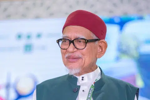 TAN SRI ABDUL HADI AWANG: Presiden Parti Islam SeMalaysia (PAS) mendakwa ramai kaum Melayu yang masih tidak ingin keluar mengundi dan sekali gus mengabaikan hak mereka dalam menentukan hala tuju politik negara. 