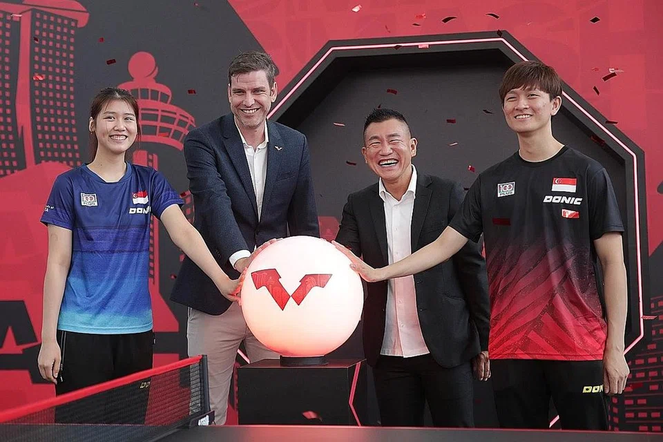 MAJLIS PELANCARAN: Pemain tenis meja Wong Xin Ru (kiri) and Clarence Chew (kanan) bersama Pengarah Urusan WTT Matt Pound (dua dari kiri) dan Ketua Kumpulan pembangunan Industri, teknologi dan inovasi Sport Singapore Roy Teo (tiga dari kiri) di pelancaran WTT Singapore Smash 2023. - Foto BH oleh GIN TAY