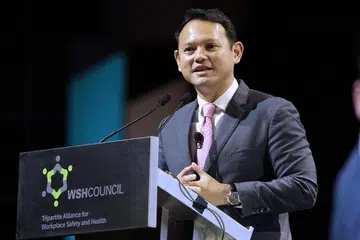 MANFAATKAN TEKNOLOGI: Encik Zaqy (atas) menyarankan penggunaan teknologi seperti realiti maya untuk meningkatkan piawaian latihan dalam industri binaan. - Foto MOM