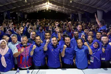 Barisan Nasional (BN) meraikan kemenangan besar calon kerajaan Perpaduan, Syed Hussien Syed Abdullah (lima dari kanan), pada Pilihan Raya Kecil (PRK) Dewan Undangan Negeri (DUN) Mahkota di Johor.