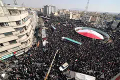 Rakyat Iran berkumpul semasa upacara pengebumian Ketua Keselamatan Iran, Ali Larijani, dan Gholamreza Soleimani, pegawai kanan Kor Pengawal Revolusi Islam (IRGC) yang mengetuai pasukan Basij, di Tehran pada 18 Mac 2026.
Selepas orang ramai berhimpun di pusat Teheran bagi memberi penghormatan terakhir kepada Larijani, pemimpin tertinggi baharu Iran, Mojtaba Khamenei, dalam satu kenyataan bertulis menegaskan bahawa pembunuh beliau akan menerima balasan.
Pengebumian Larijani diadakan serentak dengan upacara untuk Gholamreza Soleimani, ketua pasukan separa tentera Basij yang turut terbunuh dalam serangan di Iran minggu ini, serta puluhan anggota tentera laut Iran yang terkorban apabila kapal frigat mereka diserang torpedo oleh tentera Amerika Syarikat berhampiran Sri Lanka awal bulan ini.