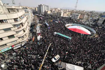 Rakyat Iran berkumpul semasa upacara pengebumian Ketua Keselamatan Iran, Ali Larijani, dan Gholamreza Soleimani, pegawai kanan Kor Pengawal Revolusi Islam (IRGC) yang mengetuai pasukan Basij, di Tehran pada 18 Mac 2026.
Selepas orang ramai berhimpun di pusat Teheran bagi memberi penghormatan terakhir kepada Larijani, pemimpin tertinggi baharu Iran, Mojtaba Khamenei, dalam satu kenyataan bertulis menegaskan bahawa pembunuh beliau akan menerima balasan.
Pengebumian Larijani diadakan serentak dengan upacara untuk Gholamreza Soleimani, ketua pasukan separa tentera Basij yang turut terbunuh dalam serangan di Iran minggu ini, serta puluhan anggota tentera laut Iran yang terkorban apabila kapal frigat mereka diserang torpedo oleh tentera Amerika Syarikat berhampiran Sri Lanka awal bulan ini.