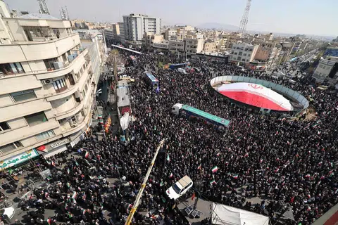 Rakyat Iran berkumpul semasa upacara pengebumian Ketua Keselamatan Iran, Ali Larijani, dan Gholamreza Soleimani, pegawai kanan Kor Pengawal Revolusi Islam (IRGC) yang mengetuai pasukan Basij, di Tehran pada 18 Mac 2026.
Selepas orang ramai berhimpun di pusat Teheran bagi memberi penghormatan terakhir kepada Larijani, pemimpin tertinggi baharu Iran, Mojtaba Khamenei, dalam satu kenyataan bertulis menegaskan bahawa pembunuh beliau akan menerima balasan.
Pengebumian Larijani diadakan serentak dengan upacara untuk Gholamreza Soleimani, ketua pasukan separa tentera Basij yang turut terbunuh dalam serangan di Iran minggu ini, serta puluhan anggota tentera laut Iran yang terkorban apabila kapal frigat mereka diserang torpedo oleh tentera Amerika Syarikat berhampiran Sri Lanka awal bulan ini.