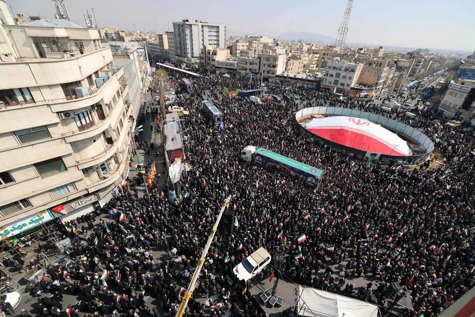 Rakyat Iran berkumpul semasa upacara pengebumian Ketua Keselamatan Iran, Ali Larijani, dan Gholamreza Soleimani, pegawai kanan Kor Pengawal Revolusi Islam (IRGC) yang mengetuai pasukan Basij, di Tehran pada 18 Mac 2026.
Selepas orang ramai berhimpun di pusat Teheran bagi memberi penghormatan terakhir kepada Larijani, pemimpin tertinggi baharu Iran, Mojtaba Khamenei, dalam satu kenyataan bertulis menegaskan bahawa pembunuh beliau akan menerima balasan.
Pengebumian Larijani diadakan serentak dengan upacara untuk Gholamreza Soleimani, ketua pasukan separa tentera Basij yang turut terbunuh dalam serangan di Iran minggu ini, serta puluhan anggota tentera laut Iran yang terkorban apabila kapal frigat mereka diserang torpedo oleh tentera Amerika Syarikat berhampiran Sri Lanka awal bulan ini.