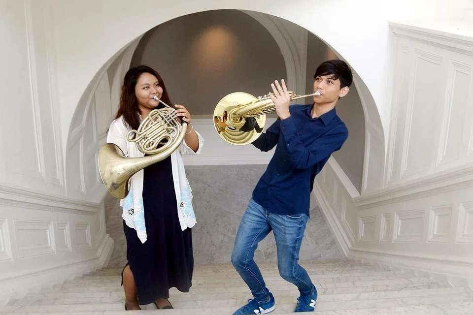 PERSEMBAHAN ORKESTRA BELIA: Pemain hon Perancis, Siti Nur Ariani Norman dan Muhammad Aidil Syukri Roslan, terlibat dalam konsert Orkestra Belia Nasional Singapura (SNYO), SNYO: America, America!, pada 19 Mac ini di Dewan Konsert Victoria.
