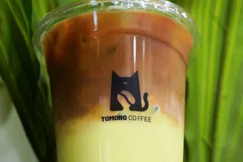 Tomoro Coffee menawarkan minuman yang menggunakan 100 peratus biji kopi Arabica dan menampilkan kopi unik mengikut cita rasa tempatan, seperti ‘Pandan Layered Latte’ ($7.90).