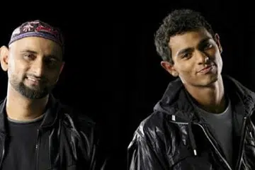 KOLABORASI ANAK-BERANAK: (Dari kiri) Zain dan Rashid Bhikha, penyanyi asal Afrika Selatan sering bernyanyi bersama. - Foto ZAINBHIKHA.COM