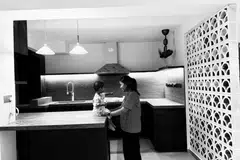 Wartawan Nur Syuhrah Hassan (kanan) bersama anaknya, Nahil Ibrahim, di dapur rumah baru, menjelang tahun baru 2026.