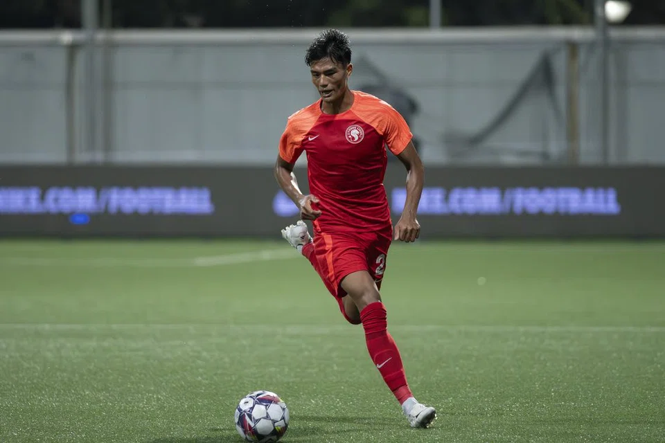 Bek kanan Young Lions, Raoul Suhaimi. 