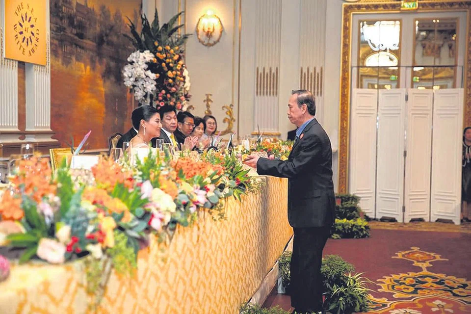 TERIMA ANUGERAH BERPRESTIJ: Peter Augustine Goh menerima Anugerah Penulisan Asia Tenggara daripada Puteri Sirivannavari Nariratana Rajakanya, anak Raja Thailand Raja Maha Vajiralongkorn, dalam majlis yang diadakan di hotel Mandarin Oriental Bangkok tahun lalu. - Foto ihsan PETER AUGUSTINE GOH