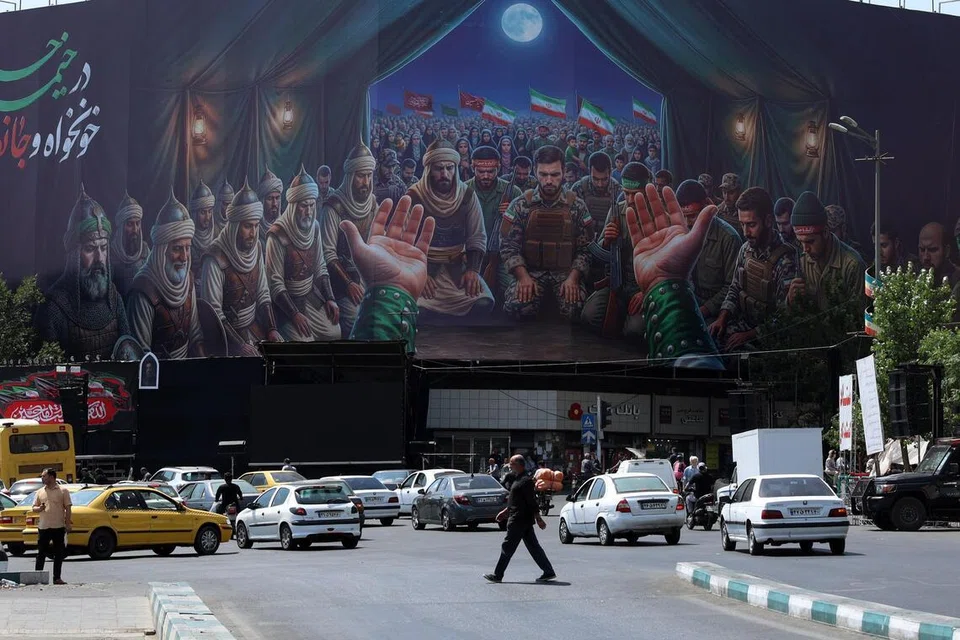 Orang ramai berjalan melepasi papan iklan di Dataran Enghelab, Teheran, Iran, pada 30 Jun 2026. Iran memaklumkan delegasinya berada di Qatar bagi meneliti beberapa butiran dalam perjanjian terdahulu dengan Amerika Syarikat, sambil menegaskan tiada rancangan untuk mengadakan pertemuan peringkat tinggi atau rundingan langsung antara Teheran dan Washington di Doha.