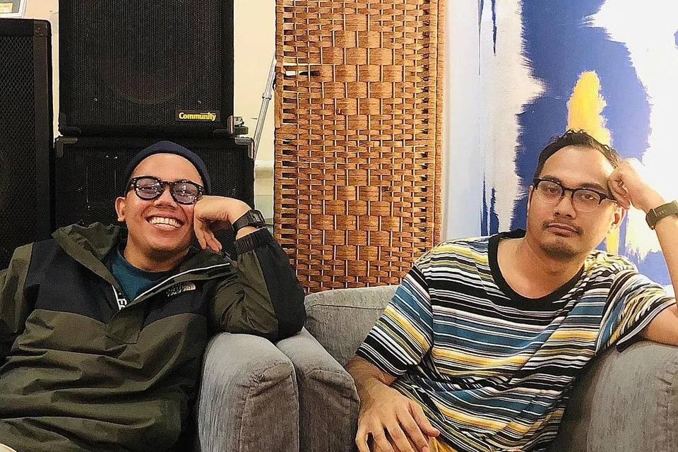 IBARAT ABANG DAN ADIK: Pemain alat genderang Ridz (kiri) dan pemain dram Raf sentiasa memastikan keserasian mereka terjalin dan menyerlah dalam persembahan bersama The Jazz Djogets. - Foto BH oleh HARYANI ISMAIL 