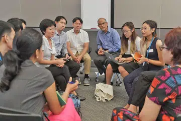 DENGAR PANDANGAN PESERTA: Encik Masagos (tengah, berbaju biru) mendengar pandangan sebilangan peserta perbincangan kumpulan fokus mengenai strategi tanpa sisa negara ini di bangunan Mewr semalam. - Foto BH oleh ALPHONSUS CHERN