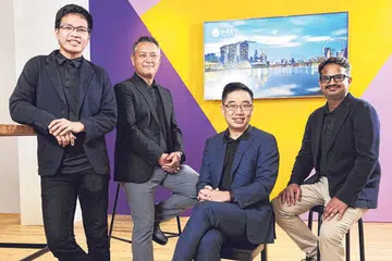 CUKUP INOVATIF: Sebanyak 100 aplikasi mobil menggunakan teknologi V-Key yang melindungi pemasangan dan identiti digital pada alat mobil pengguna. Dalam gambar ini ialah (dari kiri) Ketua Platform Tribe, Kejuruteraan Produk V-Key, Encik Hoang Vinh Tran; Ketua Pegawai Operasi V-Key, Encik Raymond Lee; Ketua Pegawai Eksekutif dan pengasas sama V-Key, Encik Joseph Gan; dan Pengarah Kejuruteraan Produk, Encik Karan Sachdeva. - Foto ST