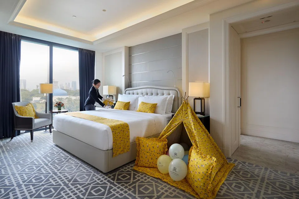 Penginapan di hotel The Hotel St. Regis Kuala Lumpur untuk ibu bapa dan anak dihiasi dengan hiasan dalaman daripada jenama Maison Q. 