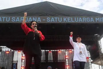 Ketua Umum Parti Demokrasi Indonesia Perjuangan (PDI-P), Cik Megawati Soekarnoputri (kiri), mengekalkan kedudukan sebagai parti terbesar di Parlimen selepas memenangi kerusi terbanyak dalam pilihan raya perundangan pada 14 Februari. Beliau bersama anaknya Maharani semasa berkempen untuk calon Presiden Ganjar Pranowo dan Naib Presiden Mahfud MD di  Surakarta pada 10 Februari.
