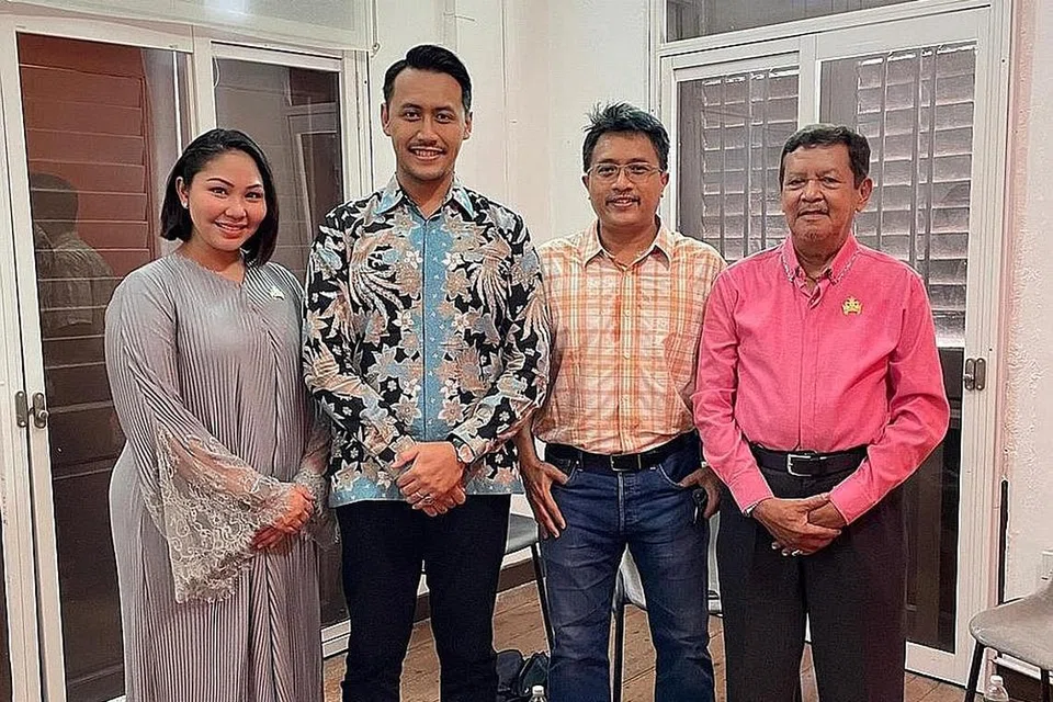KERABAT DIRAJA SIAK: Encik Muhammad Raiz Abdul Razak (dua dari kiri) dan isterinya, Tunku Syarifah Athirah Diba Tengku Syed Sagoff (kiri), dan bapanya, Tengku Syed Sagoff Tengku Syed Mohammed (kanan), dari keturunan kerabat diraja Siak. - Foto SARAFIAN SALLEH