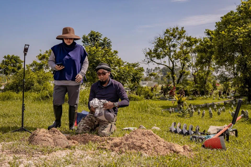 URUSKAN PENGEBUMIAN: Suami isteri, Cik Malena Marzuki dan Encik Yusman Yusoff, mengasaskan bersama syarikat Pet Burial Service yang menawarkan khidmat pengebumian untuk haiwan peliharaan pada 2021 supaya pemilik haiwan dapat mengucapkan selamat tinggal kepada haiwan kesayangan mereka dalam cara yang baik dan terurus.