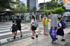 HADIRI KELAS FIZIKAL: Pelajar Darjah Tiga hingga Enam sudah mula kembali ke sekolah untuk jalani kelas secara fizikal semalam. - Foto BH oleh CHONG JUN LIANG