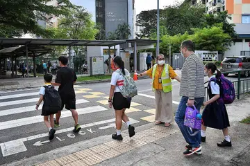 HADIRI KELAS FIZIKAL: Pelajar Darjah Tiga hingga Enam sudah mula kembali ke sekolah untuk jalani kelas secara fizikal semalam. - Foto BH oleh CHONG JUN LIANG