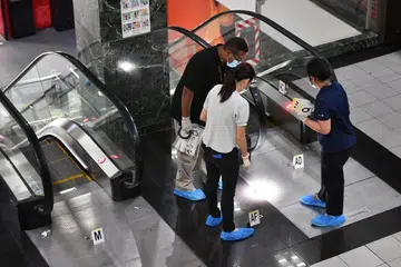 Pegawai polis menjalankan siasatan di tempat kejadian di Orchard Towers pada 2 Julai 2019.