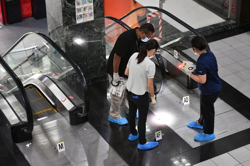 Pegawai polis menjalankan siasatan di tempat kejadian di Orchard Towers pada 2 Julai 2019.