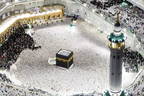Pemandangan dari udara umat Islam menunaikan solat pada 26 Mac di  Masjidil Haram sempena 27 Ramadan.