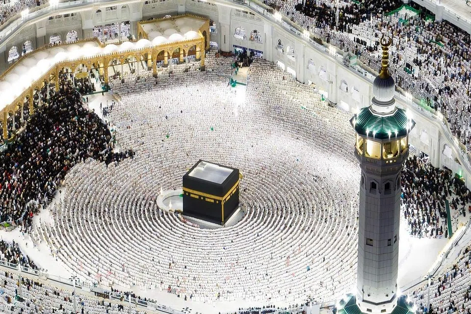 Pemandangan dari udara umat Islam menunaikan solat pada 26 Mac di  Masjidil Haram sempena 27 Ramadan.