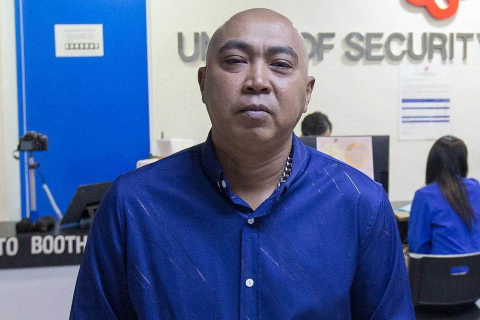 PERNAH DIPUKUL: Bukan pernah hanya dimarah dan dicaci, pegawai keselamatan, Encik Azmi Ahmad, berkata beliau juga pernah dipukul kerana menyuruh orang berhenti merokok di kawasan yang tidak dibenarkan merokok. - Foto BH oleh IQBAL FAIZAL