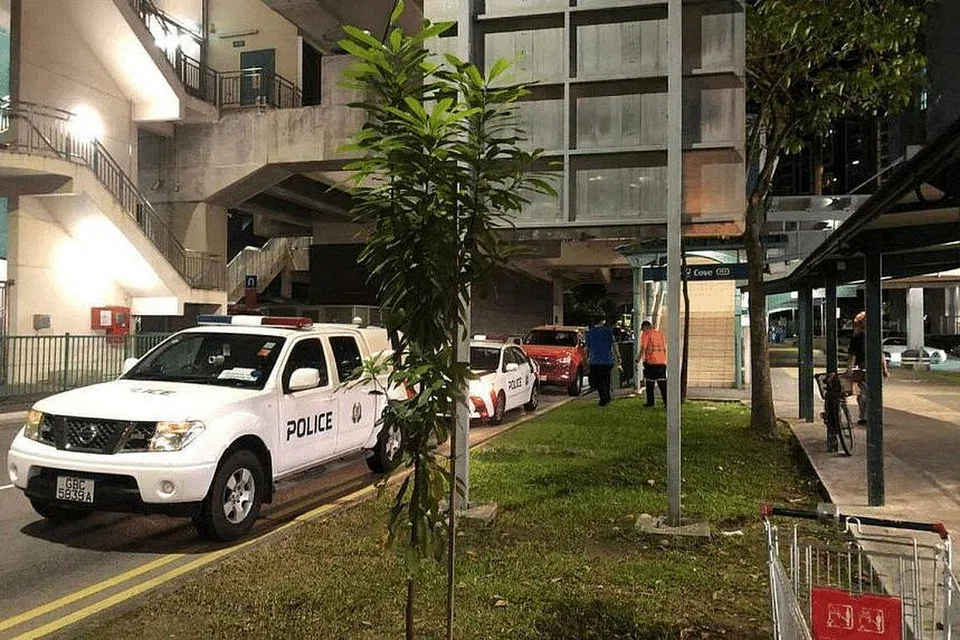 KHIDMAT TERGANGGU: Kedua-dua laluan LRT Punggol East dan West tidak beroperasi selepas seorang wanita ditemui meninggal dunia di landasan LRT stesen Cove, yang merupakan stesen pertama bagi laluan LRT Punggol East.