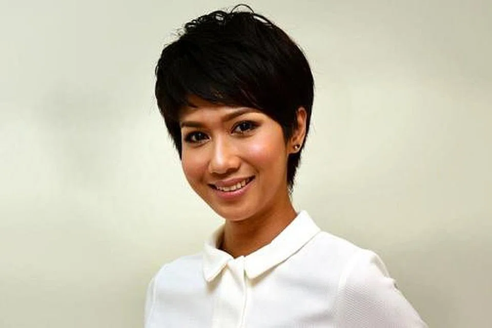 "Memanglah Jason banyak mengajar saya dari segi penjiwaan watak. Dia buat kami selesa berbincang dengannya. Maklumlah, tidak seperti watak Dr Lydia yang saya jayakan, seorang wanita yakin... Akhmar ni taklah seyakin Dr Lydia. Makan masa sikit nak rasa selesa." - Nurul Akhmar Elias.