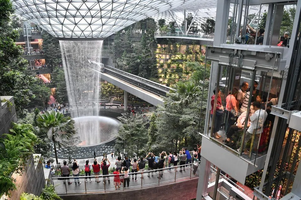 JADI TUMPUAN: Jewel Changi Airport menerima antara 500,000 tetamu yang telah mendaftar untuk menyertai sesi pratonton permata terkini Lapangan Terbang Changi semalam apabila ia dibuka kepada ramai. Antara daya tarikan ialah pancuran air HSBC Rain Vortex setinggi 40 meter dan taman tertutup lima tingkat yang diisi 2,500 pokok dan 100,000 pokok renek. - Foto BH oleh LIM YAOHUI