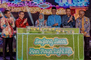 SERIKAN MAJLIS: Kawasan Geylang Serai kini bermandi cahaya hingga 30 April. Merasmikan pelancaran penyalaan lampu Raya itu pada Jumaat ialah Presiden Halimah Yacob bersama suaminya, Encik Mohamed Abdullah Alhabshee (tiga dari kanan). Bersama dalam gambar ialah (dari kiri) Dr Mohamad Maliki Osman, Encik Edwin Tong, Encik Mohd Fahmi Aliman dan Encik Masagos Zulkifli Masagos Mohamad. - Foto BH oleh NUR DIYANA TAHA