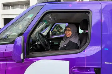 Setelah menjadi pemandu kenderaan sewa privet (PHV) selama tiga tahun, dari 2022 hingga 2025, Cik Sarah Ahmad, 44 tahun, rasa ‘kekok’ dan tak keruan apabila mengawal kenderaan berautonomi (AV) tanpa menyentuh apa-apa daripada kenderaan itu.