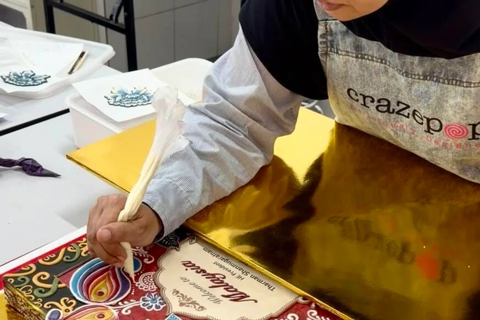 Cik Nurliza bersama pasukannya mengambil masa dua hari untuk selesai tempahan kek batik berukuran 15 inci kali 22 inci dengan berat melebihi 7 kilogram.
