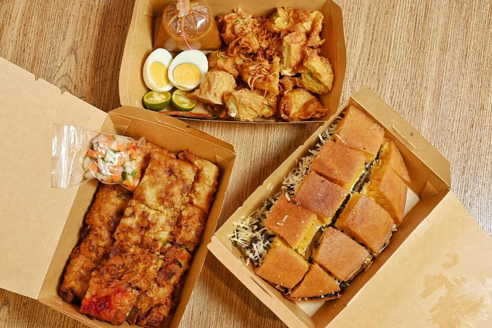 Sajian pembuka selera, yang terdiri (dari kiri) ‘Martabak Telur Sapi’ ($14), ‘Batagor’ ($10) dan ‘Martabak Manis’ ($16). 
