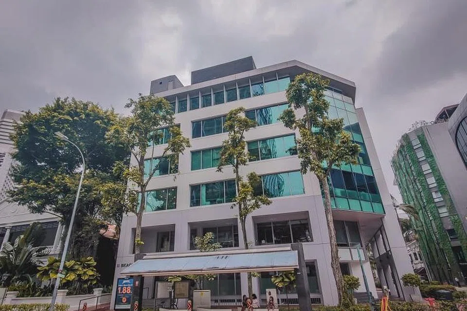 WAKAF JANA PENDAPATAN: Hartanah wakaf di 11 Beach Road ini - setinggi enam tingkat dengan keluasan 714 meter persegi - telah menghasilkan pendapatan sejumlah $23.79 juta sejauh ini (gambar atas) . Pendapatan daripada hartanah itu umumnya dihasilkan daripada kegiatan menyewa ruang komersial di bangunan tersebut. - Foto BH oleh NUR DIYANA TAHA