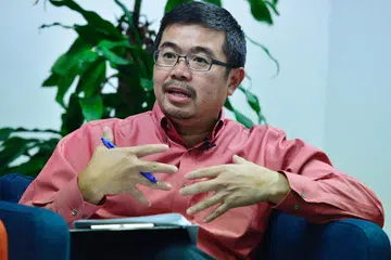 BANTU PEKERJA: Encik Zainal Sapari berkata pemerintah, majikan dan agensi-agensi perlu berganding bahu bagi memastikan pekerja rebut pelbagai skim dan kursus latihan. - Foto BH oleh DESMOND WEE.