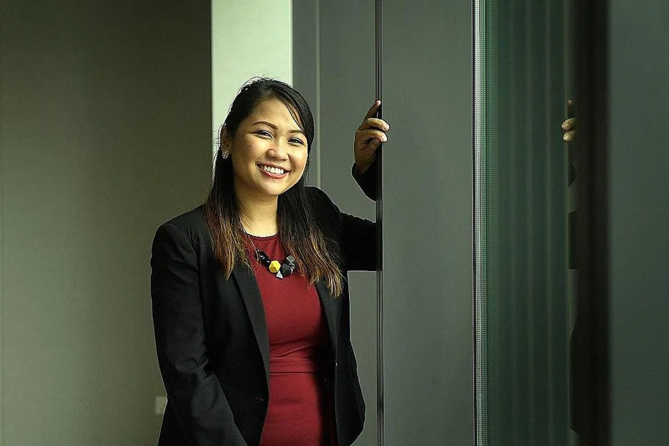 PEKERJA PERLU SENTIASA PERTINGKAT KEMAHIRAN: Cik Nurrashidah berpendapat, seorang pekerja perlu sentiasa meningkatkan kemahirannya, apatah lagi dalam dunia yang pesat berkembang.