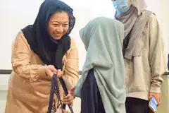 TERIMA HADIAH: Seorang kanak-kanak perempuan menerima beg yang mengandungi beg sekolah, kotak pensel, buku nota dan fail daripada Anggota Parlimen (GRC Pasir Ris), Cik Yeo Wan Ling, dalam satu acara ‘Kembali Ke Sekolah’ bagi kanak-kanak keluarga berpendapatan rendah di Masjid Al-Islah di Punggol pagi Ahad.