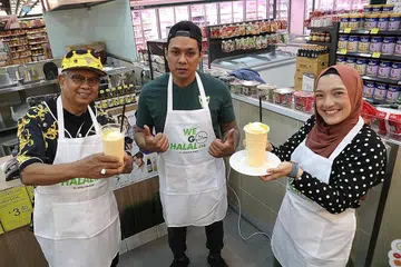 TAWAR MAKANAN BARU:(Dari kiri) Encik Husin Saaban, Encik Hussin bersama wartawan Berita Harian, Cik Natasha menyediakan minuman Mango Float Bossku dalam episod kelima siri Jaguh Memasak. - Foto BH oleh TIMOTHY DAVID