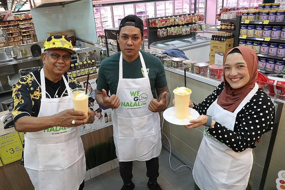 TAWAR MAKANAN BARU:(Dari kiri) Encik Husin Saaban, Encik Hussin bersama wartawan Berita Harian, Cik Natasha menyediakan minuman Mango Float Bossku dalam episod kelima siri Jaguh Memasak. - Foto BH oleh TIMOTHY DAVID