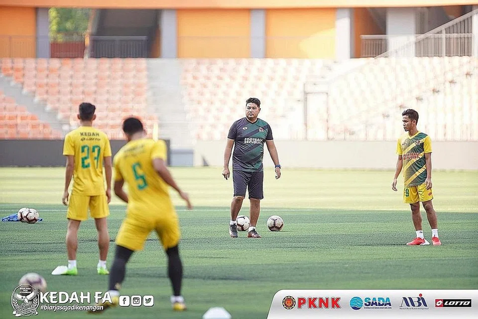 PERSIAPAN AKHIR: Aidil (menghadap kamera) hanya mempunyai lima hari dalam mempersiapkan pasukannya bagi perlawanan akhir Piala FA minggu depan menentang Perak, namun berharap pemainnya dapat memberikan persembahan terbaik untuk menjulang trofi kejohanan yang kelima kelab itu. - Foto FACEBOOK KEDAH FA