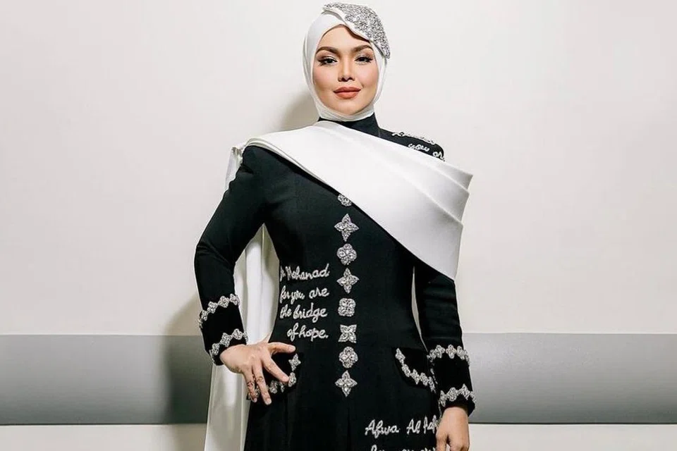 Busana ciptaan Fiziwoo yang digayakan, Datuk Seri Siti Nurhaliza, semasa  pembukaan kedua-dua malam konsert, ‘Fenomena di The Star Theatre’ pada 28 dan 29 Jun. Persalinan pertama konsert Fenomena ciptaan Fiziwoo terdapat mesej kasih sayang yang ditujukan kepada keluarganya serta kumpulan Palestin.
