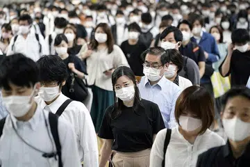 PAKAI PELITUP DEMI KESELAMATAN KESIHATAN: Pengguna pengangkutan awam di stesen kereta api Shinagawa, Tokyo, kelmarin, dilihat mematuhi keperluan berpelitup. Kerajaan Jepun semalam mengumumkan langkah melanjutkan perintah darurat seperti di kawasan bandar Tokyo. Perdana Menteri Jepun, Encik Yoshihide Suga, membuat pengumuman rasmi mengenai lanjutan tempoh perintah darurat yang sebelum ini akan berakhir lusa. - Foto EPA-EFE