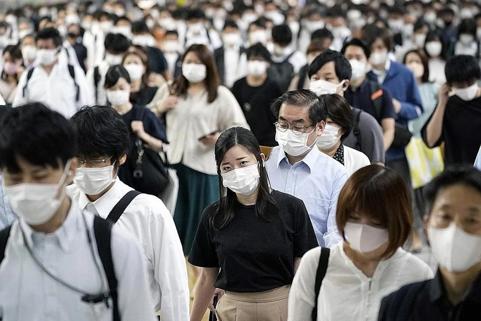 PAKAI PELITUP DEMI KESELAMATAN KESIHATAN: Pengguna pengangkutan awam di stesen kereta api Shinagawa, Tokyo, kelmarin, dilihat mematuhi keperluan berpelitup. Kerajaan Jepun semalam mengumumkan langkah melanjutkan perintah darurat seperti di kawasan bandar Tokyo. Perdana Menteri Jepun, Encik Yoshihide Suga, membuat pengumuman rasmi mengenai lanjutan tempoh perintah darurat yang sebelum ini akan berakhir lusa. - Foto EPA-EFE