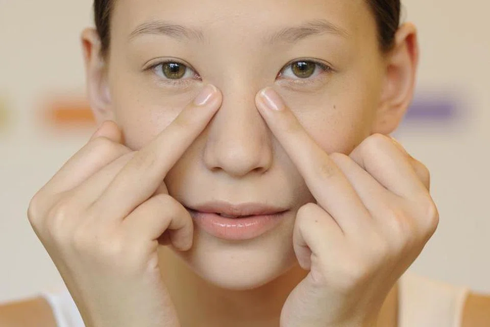 URUT MUKA: Model Yanna Shmaylova dari Carrie Models menunjukkan cara mengurut wajah dalam proses pembersihan (gamba hiasan).