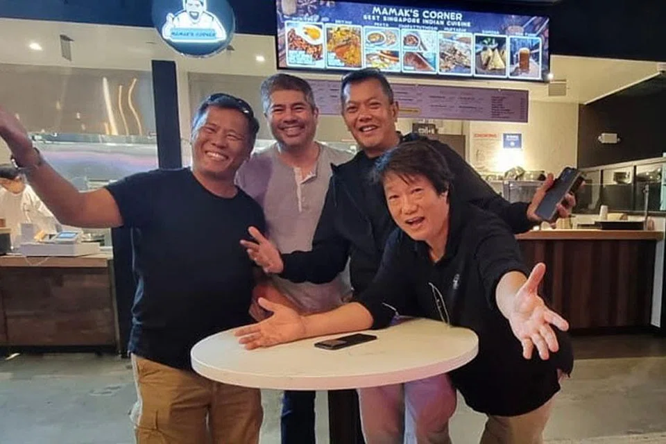 BISNES RANCAK: (Dari kiri) Encik Hashim Ali, Encik Rajan S Belani (rakan kongsi Padi@NYC), Encik Sulaiman Abdul Rahman (Pengurus Operasi Padi@NYC) dan KF Seetoh di Urban Hawker. - Foto Ihsan HASHIM ALI