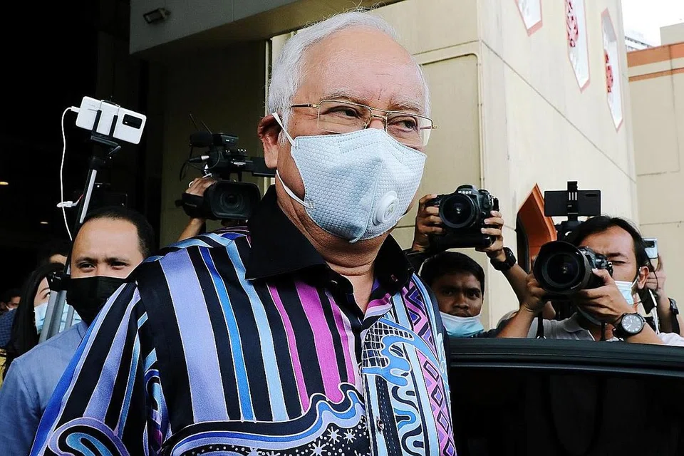 BERI SARANAN: Mantan perdana menteri, Datuk Seri Najib Tun Razak, kelmarin mengusulkan agar Umno memberi sokongan kepada Datuk Seri Anwar, tetapi dengan syarat tidak membabitkan Parti Tindakan Demokratik (DAP). - Foto REUTERS